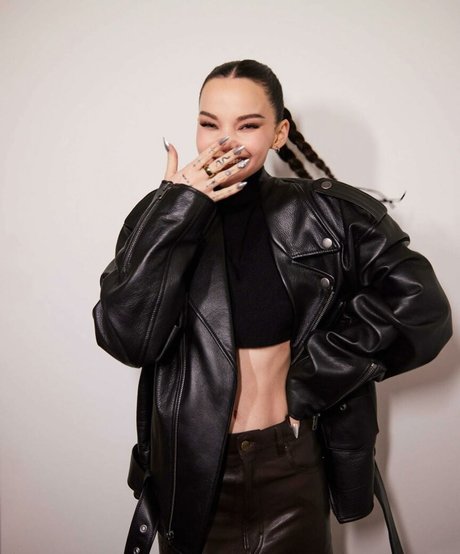 Dove Cameron estrella porno hd galería