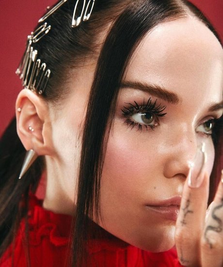 Dove Cameron hermosa modelo imagen