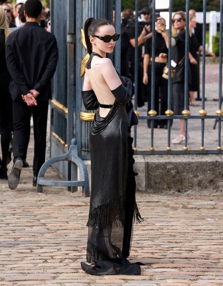 Dove Cameron modèles nus archive