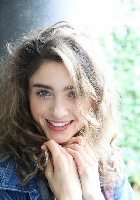 Natalia Dyer modelo perfecto foto