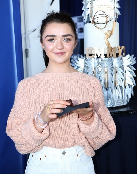 Maisie Williams star du porno nue img