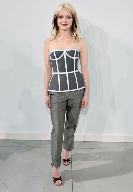 Maisie Williams star exclusive galeries