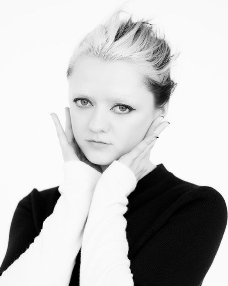 Maisie Williams modèle érotique archive