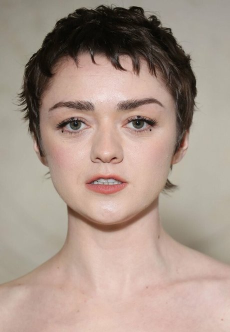 Maisie Williams actriz erótica foto