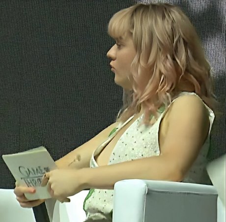 Maisie Williams nus star du porno photos