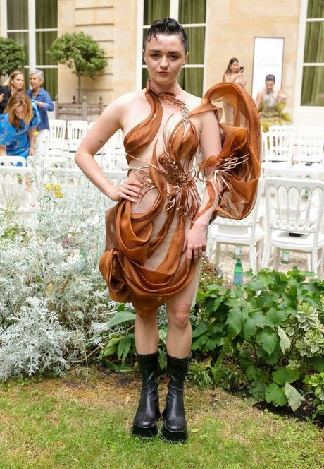 Maisie Williams estrella sexy archivo