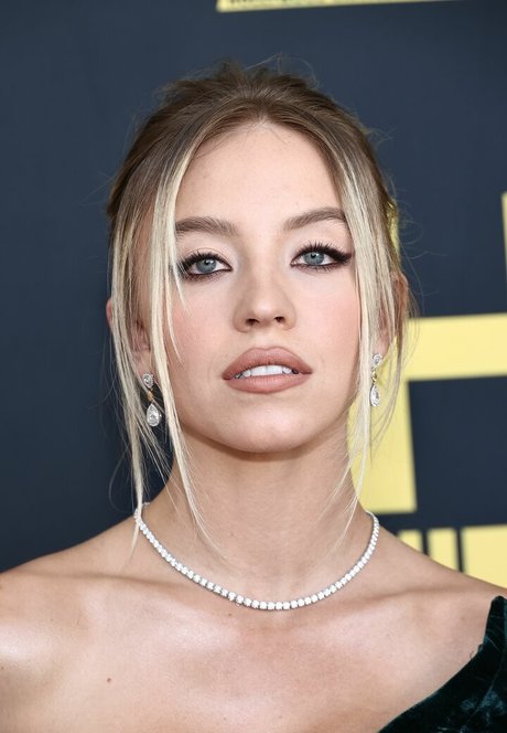 Sydney Sweeney modelo pornografico imágenes