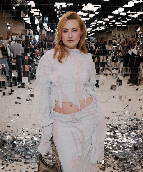 Amelia Dimoldenberg star pretty archive