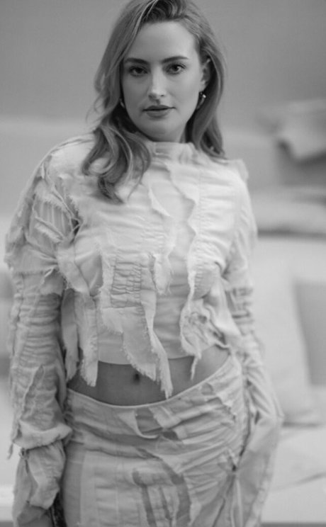 Amelia Dimoldenberg star art photos