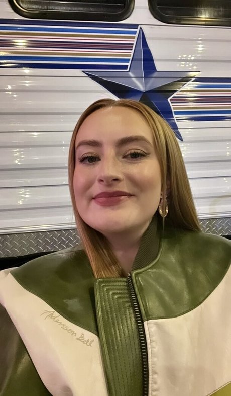 Amelia Dimoldenberg star érotique des photos