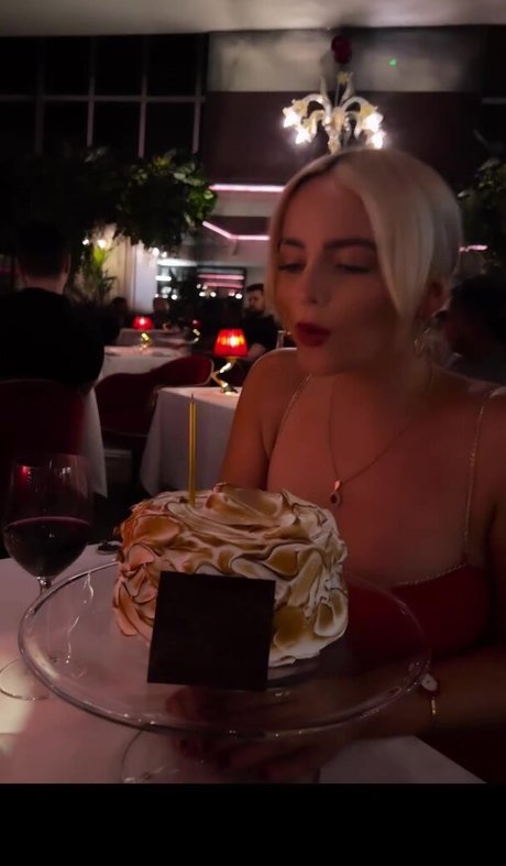 Millie Gibson modelo bonita galería