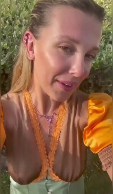 Millie Bobby Brown étoile nue collection