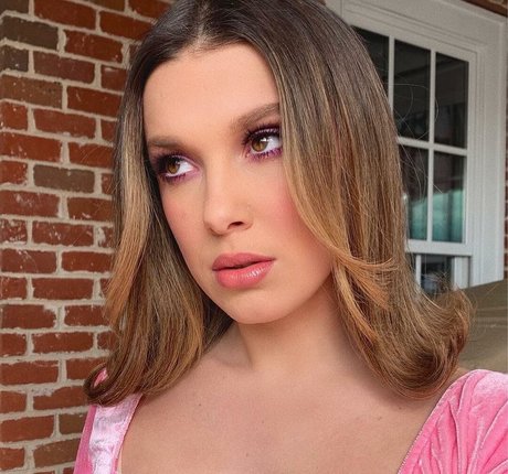 Millie Bobby Brown modelo desnuda galería