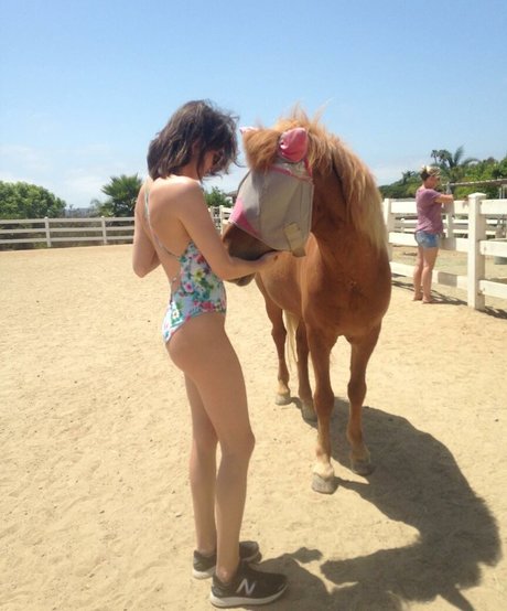 Shelley Hennig estrella porno perfecta galerías