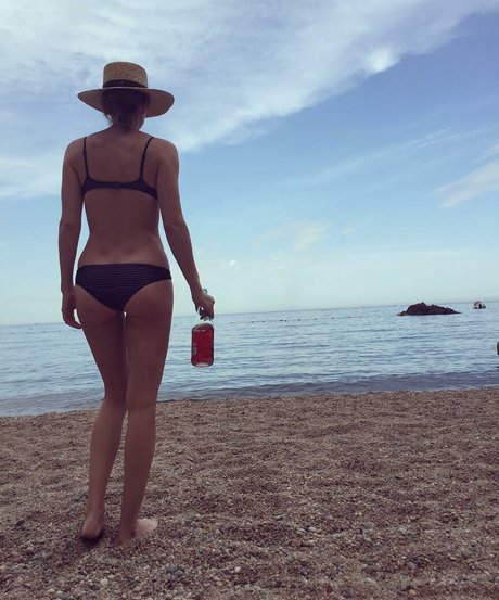 Shelley Hennig étoile xxx galeries