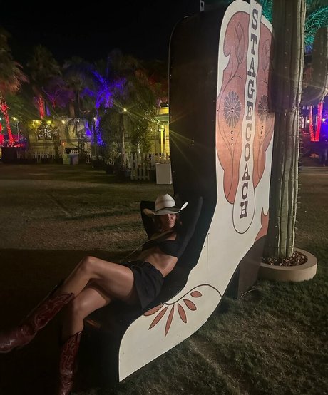 Shelley Hennig estrella porno desnuda fotos