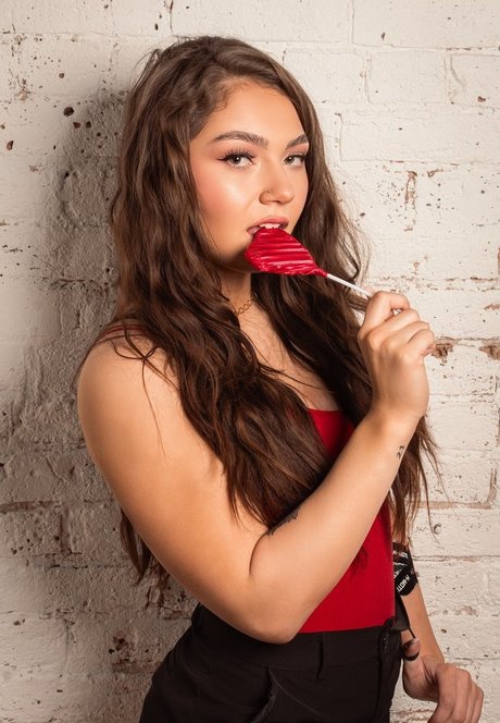 Skye Dolecki model porn gallery