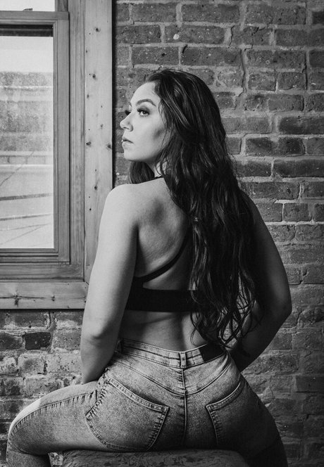 Skye Dolecki model adult image