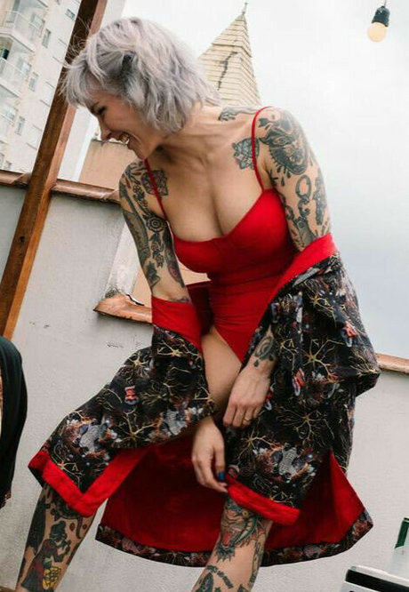 Mariana Ayres estrella porno atractiva galerías