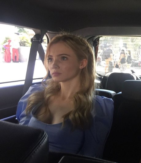 Freya Allan art étoile archive