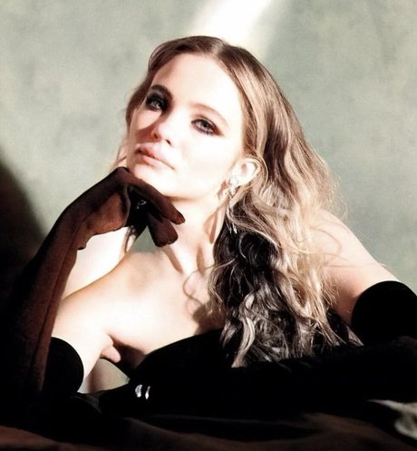 Freya Allan actriz libre fotos