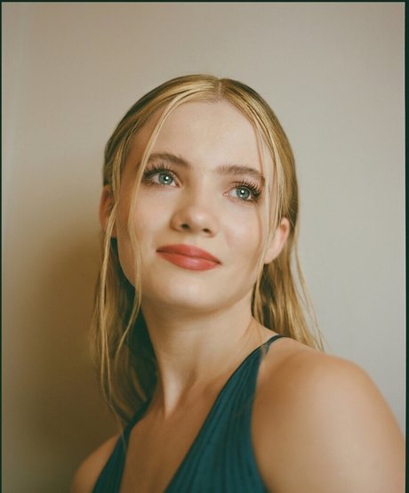 Freya Allan étoile de l'art galerie