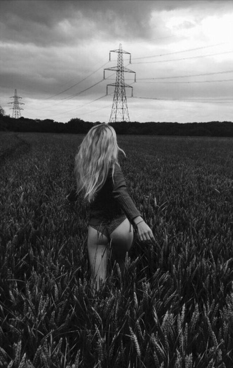 Freya Allan modelo superior imagen