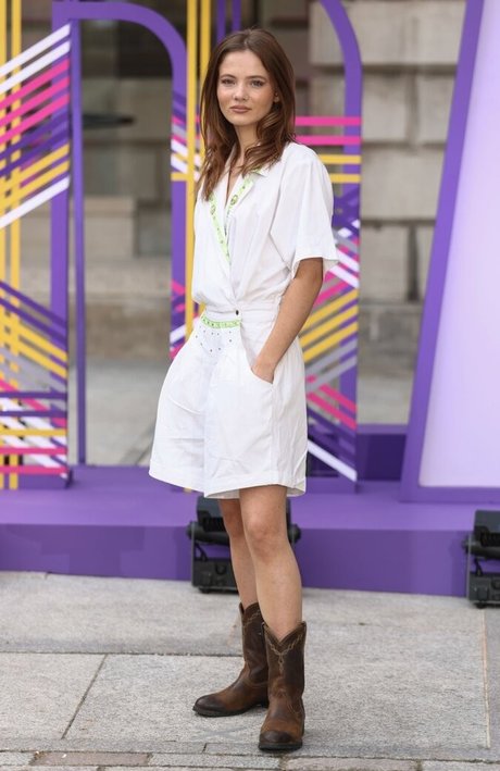 Freya Allan estrella porno de arte fotos