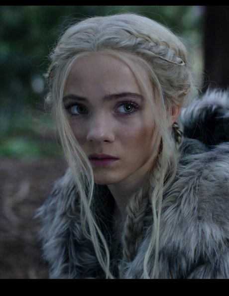 Freya Allan modelo sexy archivo