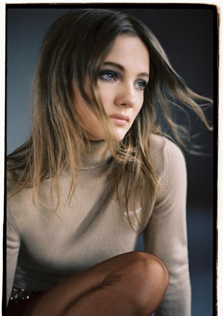 Freya Allan bonita estrella galería