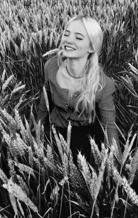 Freya Allan estrella hermosa foto