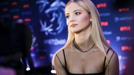 Freya Allan star du sexe photos