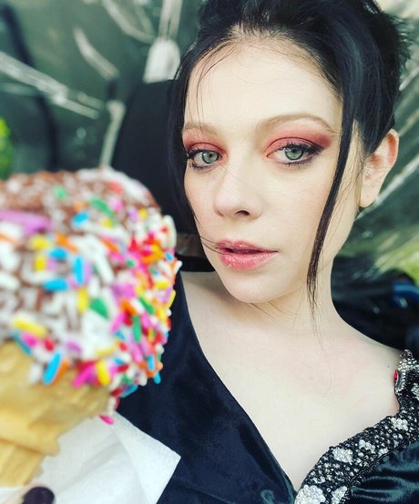 Michelle Trachtenberg modèle artistique archive