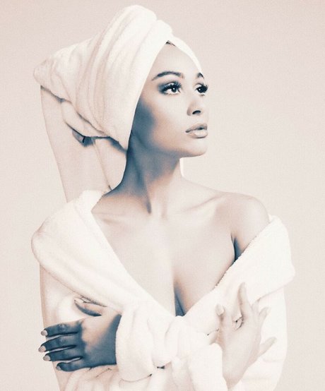 Lindsey Morgan nus star du porno photos