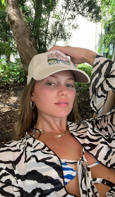 Olivia Holt actrice pornographique img