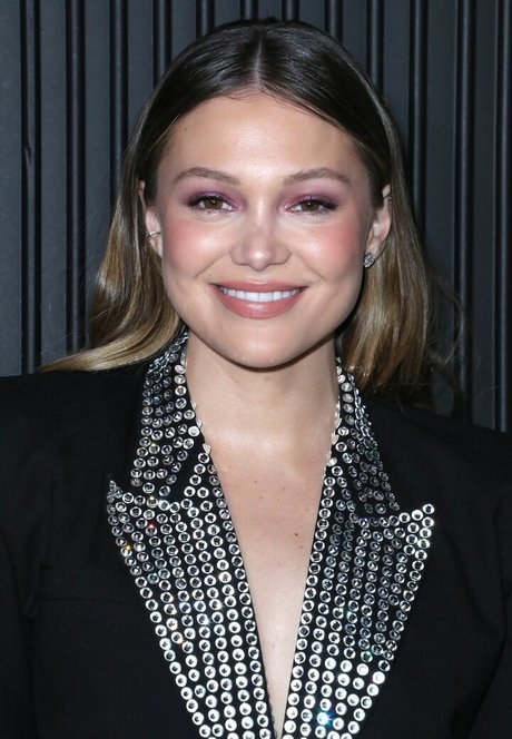 Olivia Holt nus de stars du porno images