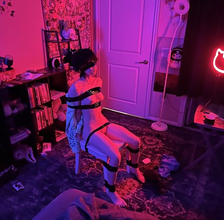 blushymallow modèle artistique galeries