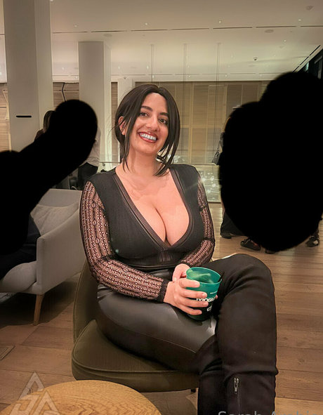 Sarah Arabic modelo superior imágenes