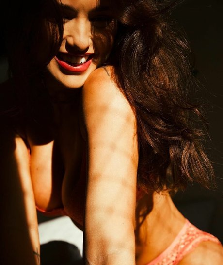 Rafa Kalimann hermosa modelo galería