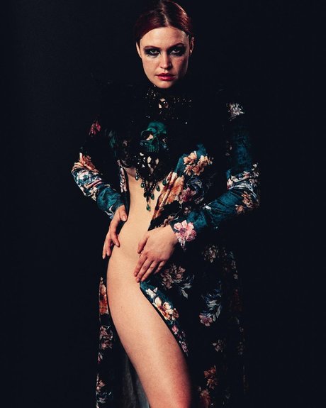 Whitney Moore modelo erótico galerías