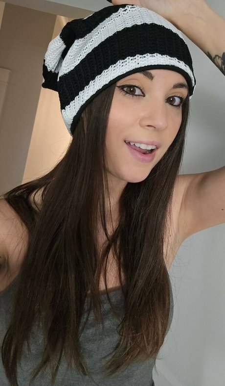 MelonieMac actrice sexy img