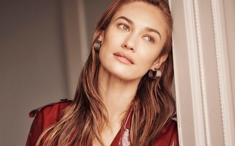 Olga Kurylenko étoile érotique photo