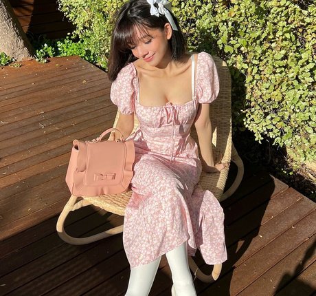 Eeeveenara joli modèle des photos