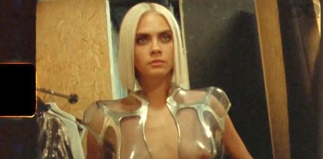 Cara Delevingne nus étoiles collection