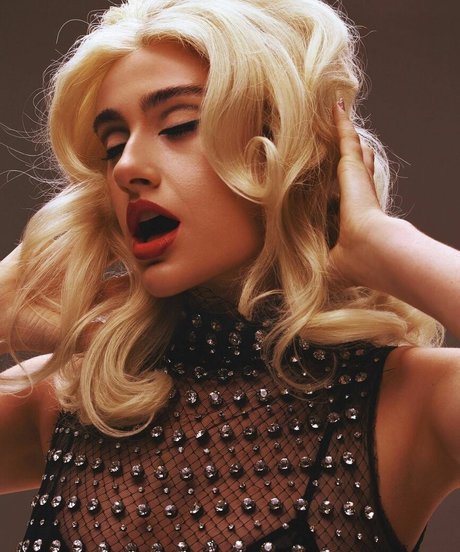 Rachel Anne Sennott modèle hd photos