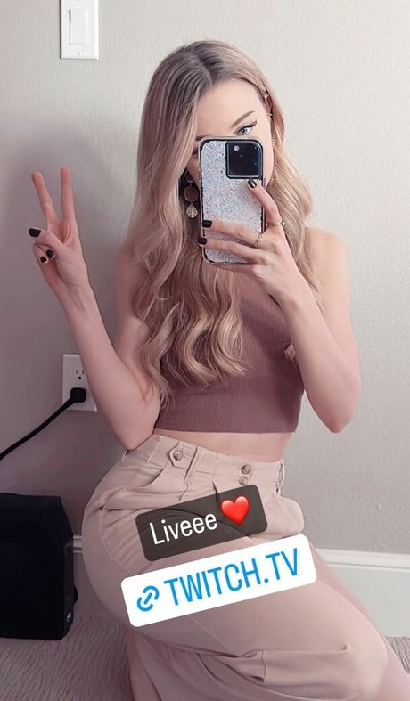 Dizzykitten nude pornstar pic