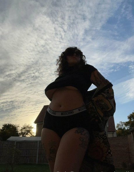 Sophoulla modelo desnudos fotos