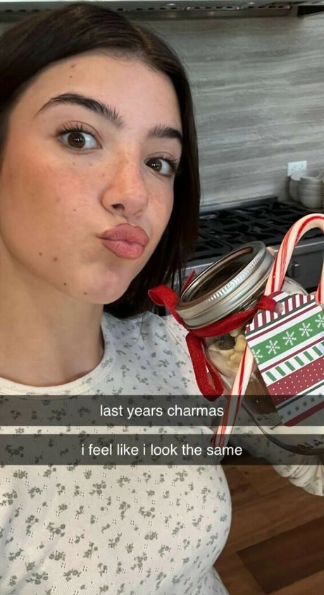 Charli D Amelio estrella porno en alta definición fotos