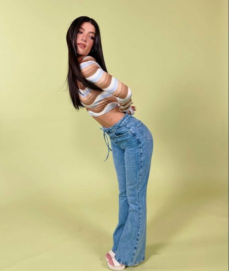 Charli D Amelio actriz desnuda galería