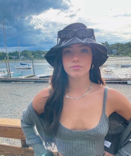 Charli D Amelio étoile nue galerie